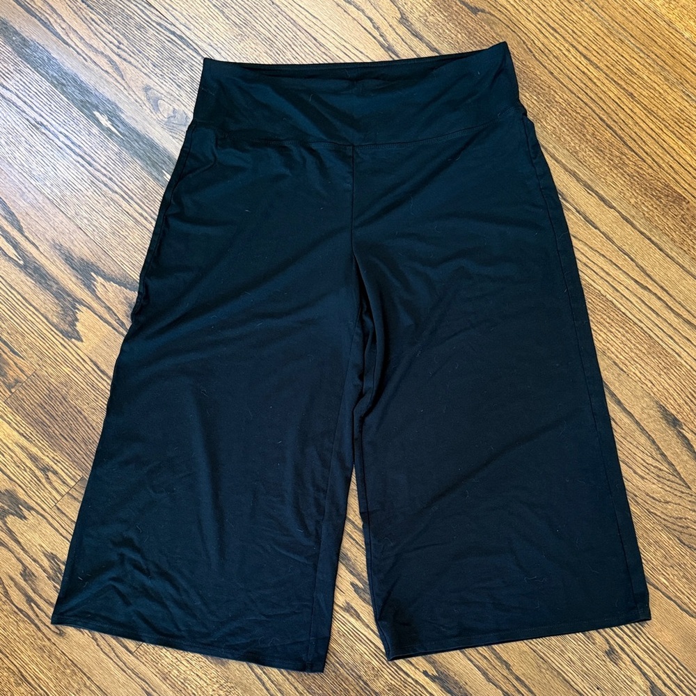 B17 J. Jill Wearever Collection Women’s Medium Smooth-Fit Wide Leg Black Capris